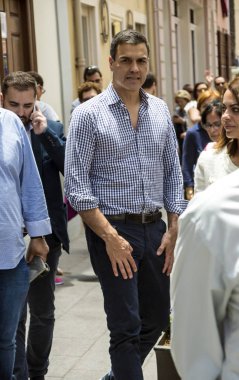 La Orotava, Tenerife, İspanya-Haziran 2016. Pedro Sanchez Başkanı güneşli bir günde La Orotava köy sokaklarında yürüyüş İspanya Hükümeti.