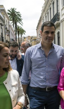 La Orotava, Tenerife, İspanya-Haziran 2016. Pedro Sanchez Başkanı güneşli bir günde La Orotava köy sokaklarında yürüyüş İspanya Hükümeti.