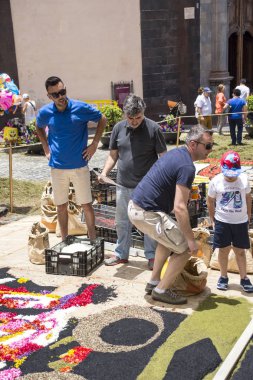 La Orotava Kanarya Adası İspanya - Haziran 2016. Corpus Christi günde çiçek halı üzerinde kasabanın insanları.