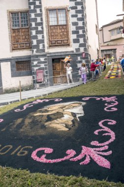 La Orotava Kanarya Adası İspanya - Haziran 2016. Corpus Christi günde çiçek halı üzerinde kasabanın insanları.