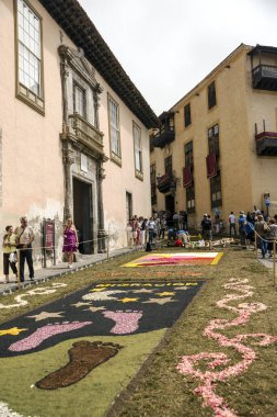 La Orotava Kanarya Adası İspanya - Haziran 2016. Corpus Christi günde çiçek halı üzerinde kasabanın insanları.