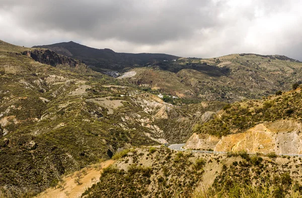 İspanyol Granada ili bulutlu bir günde Sierra Nevada dağlarında