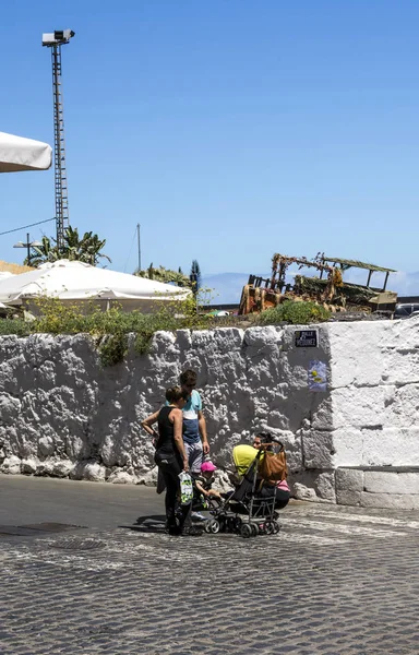 Puerto Cruz Isla Canaria España Junio 2016 Turistas Anónimos Caminando — Foto de Stock