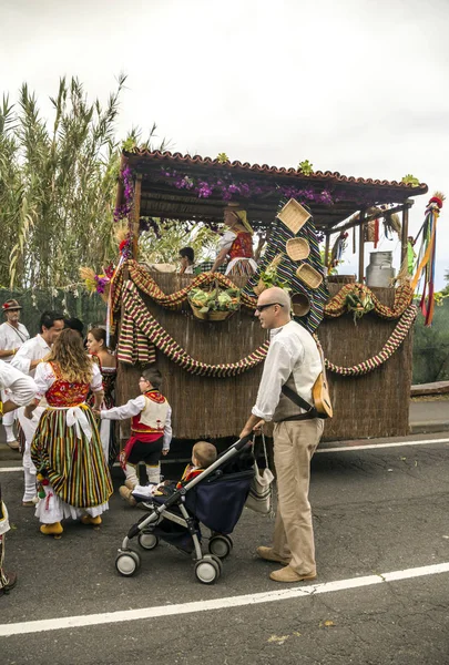オロタバ テネリフェ島 スペイン 2016年 オロタバのサン イシドロのラブラドールの巡礼 祭りは 全国の観光客の関心の宣言は コーパスクリスティ後祝われます 世紀に始まった巡礼実行木 — ストック写真