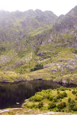 Lofoten, Norveç dağlarında bulutlu bir günde
