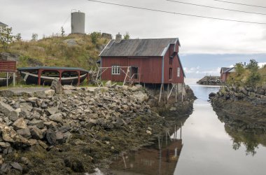 Nusfjord Lofoten Adalar Kuzey Norveç'te sakin balıkçı köyü var. Ne zaman yumurtlama için morina geleceğini elli yıl önce iş çiçeklenme yapıldı..