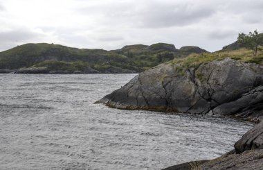 Lofoten, Norveç 'te deniz kenarındaki dağlar bulutlu bir günde