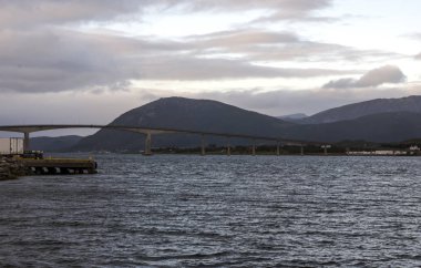 Lofoten, Norveç 'te deniz kenarındaki dağlar bulutlu bir günde