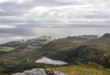Lofoten, Norveç dağlarında bulutlu bir günde