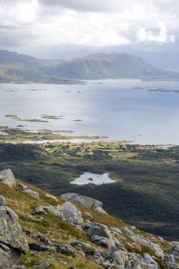 Lofoten, Norveç 'te deniz kenarındaki dağlar bulutlu bir günde
