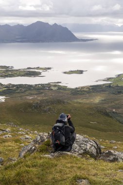 Lofoten, Norveç 'te deniz kenarındaki dağlar bulutlu bir günde