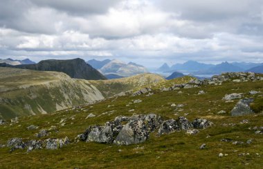 Lofoten, Norveç dağlarında bulutlu bir günde