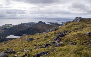 Lofoten, Norveç 'te deniz kenarındaki dağlar bulutlu bir günde