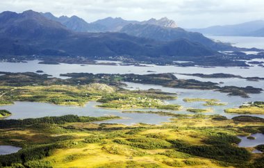 Lofoten, Norveç 'te deniz kenarındaki dağlar bulutlu bir günde