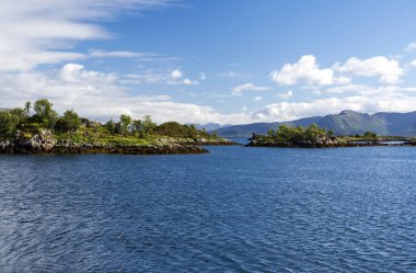 Lofoten, Norveç 'te deniz kenarındaki dağlar bulutlu bir günde