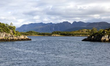 Lofoten, Norveç 'te deniz kenarındaki dağlar bulutlu bir günde