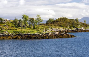 Lofoten, Norveç 'te deniz kenarındaki dağlar bulutlu bir günde