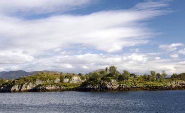 Lofoten, Norveç 'te deniz kenarındaki dağlar bulutlu bir günde
