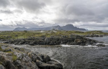 Lofoten, Norveç 'te deniz kenarındaki dağlar bulutlu bir günde