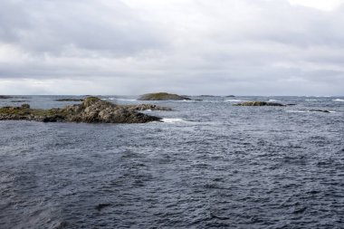 Lofoten, Norveç 'te deniz kenarındaki dağlar bulutlu bir günde