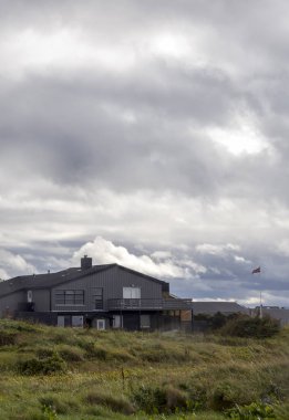 Lofoten, Norveç 'te deniz kenarındaki dağlar bulutlu bir günde