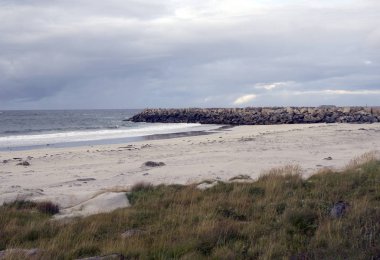 Lofoten, Norveç 'te deniz kenarındaki dağlar bulutlu bir günde