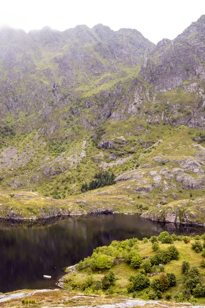 Lofoten, Norveç dağlarında bulutlu bir günde