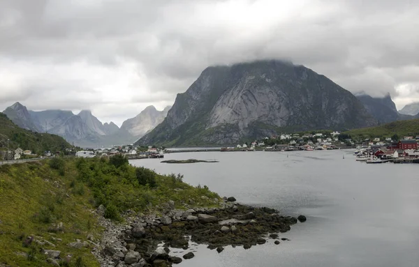 Lofoten, Norveç 'te deniz kenarındaki dağlar bulutlu bir günde