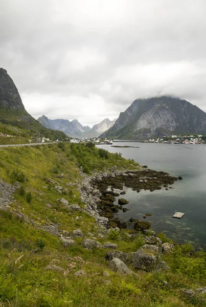 Hegyek Tenger Mellett Lofoten Norvégia Egy Felhős Napon — Stock Fotó