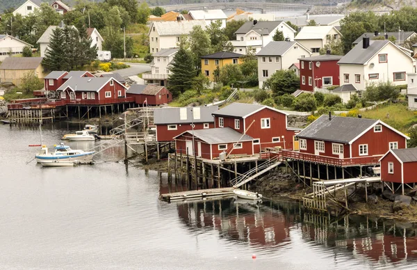 Nusfjord ノルウェー北部のロフォーテン諸島の静かな漁村です タラは産卵のためになるとビジネスが咲いていました — ストック写真