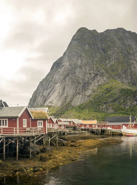 Nusfjord Lofoten Adalar Kuzey Norveç'te sakin balıkçı köyü var. Ne zaman yumurtlama için morina geleceğini elli yıl önce iş çiçeklenme yapıldı..