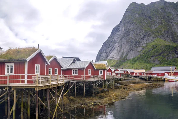 Nusfjord Lofoten Adalar Kuzey Norveç'te sakin balıkçı köyü var. Ne zaman yumurtlama için morina geleceğini elli yıl önce iş çiçeklenme yapıldı..