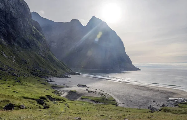 Montanhas Beira Mar Lofoten Noruega Num Dia Nublado — Fotografia de Stock