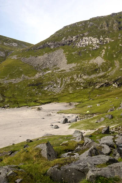 Lofoten, Norveç 'te deniz kenarındaki dağlar bulutlu bir günde