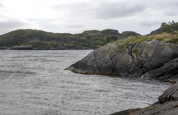 Lofoten, Norveç 'te deniz kenarındaki dağlar bulutlu bir günde
