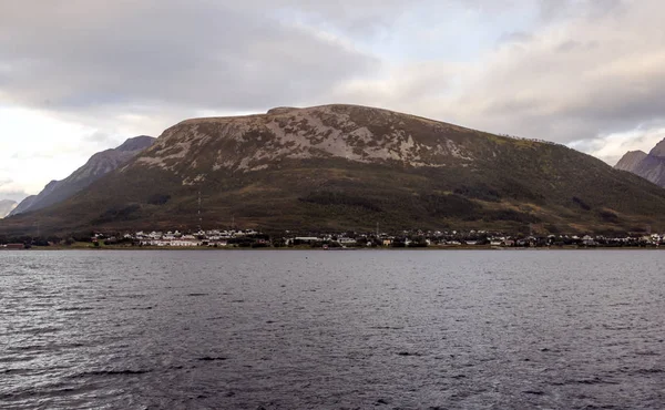 Hegyek Tenger Mellett Lofoten Norvégia Egy Felhős Napon — Stock Fotó