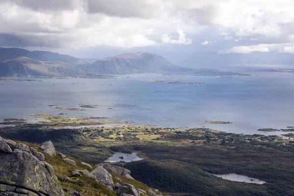 Montanhas Beira Mar Lofoten Noruega Num Dia Nublado — Fotografia de Stock