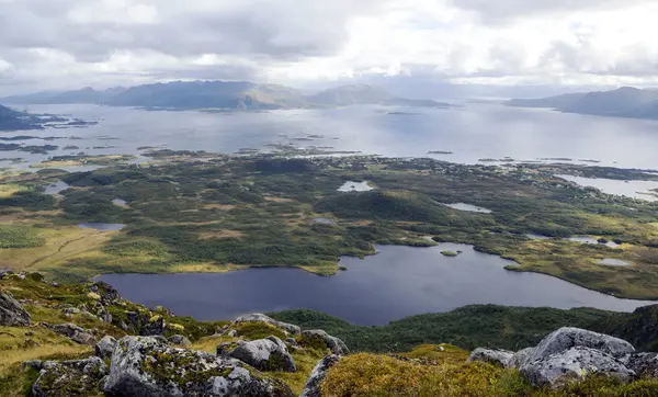 Montanhas Beira Mar Lofoten Noruega Num Dia Nublado — Fotografia de Stock