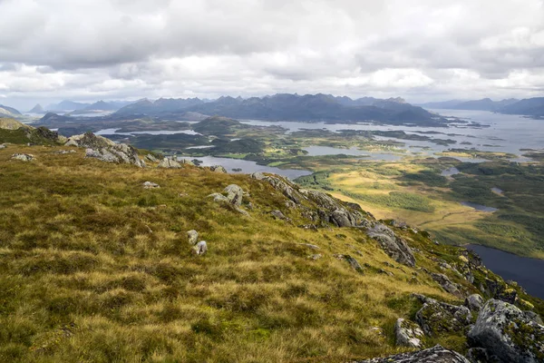 Lofoten Norveç Deniz Kenarındaki Dağlar Bulutlu Bir Günde — Stok fotoğraf