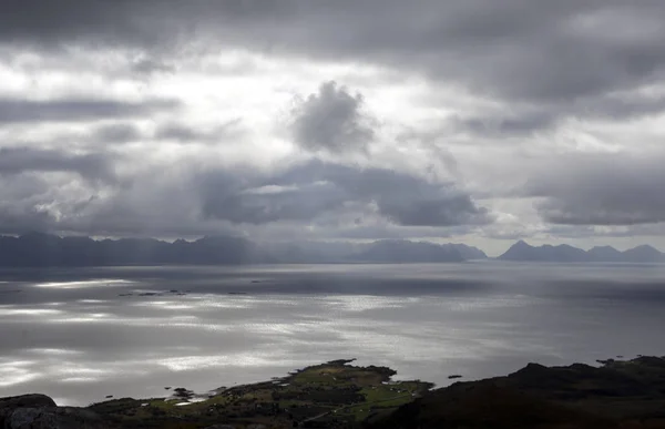 Montanhas Beira Mar Lofoten Noruega Num Dia Nublado — Fotografia de Stock