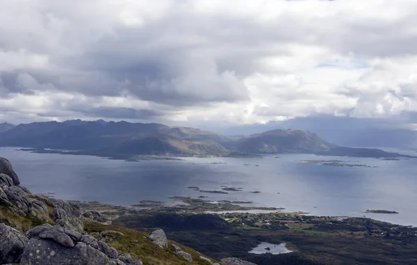 Berge Meer Auf Den Lofoten Norwegen Einem Bewölkten Tag — Stockfoto