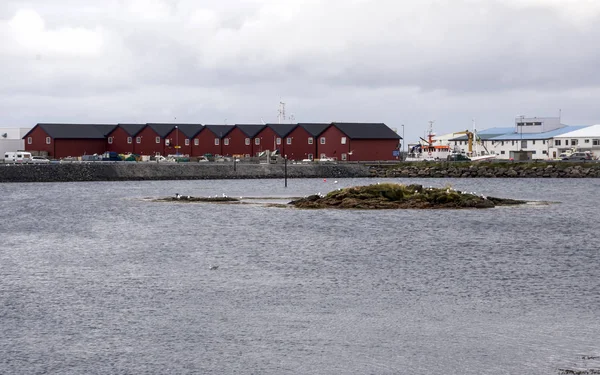 Nusfjord ノルウェー北部のロフォーテン諸島の静かな漁村です タラは産卵のためになると ビジネスが咲いていました Nusfjord は未満 100 人の村より博物館の詳細 — ストック写真