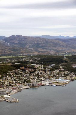 Norveç Güney güneşli bir dağda.