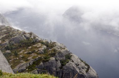 Norveç Güney güneşli bir dağda.