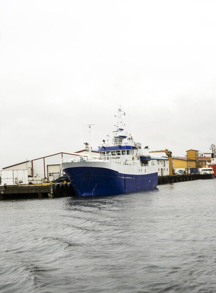 Порт Бодо в облачный день. Бод - муниципалитет и город Норвегии, столица провинции Фландрия и второй по численности населения город региона Северный Рейн-Вестфалия, в котором в 2015 году проживало 50 тысяч человек.
. 