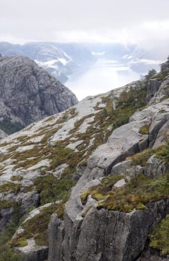 Norveç Güney güneşli bir dağda.