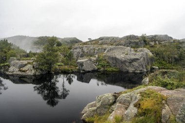 Norveç Güney güneşli bir dağda.