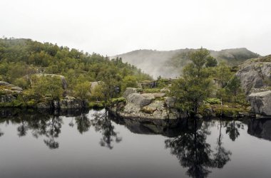 Norveç Güney güneşli bir dağda.