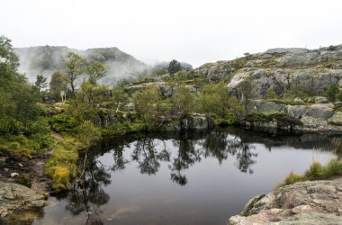 Norveç Güney güneşli bir dağda.