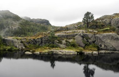 Norveç Güney güneşli bir dağda.